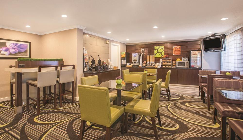 Отель La Quinta By Wyndham Hartford Bradley Airport Виндзор Локс Экстерьер фото