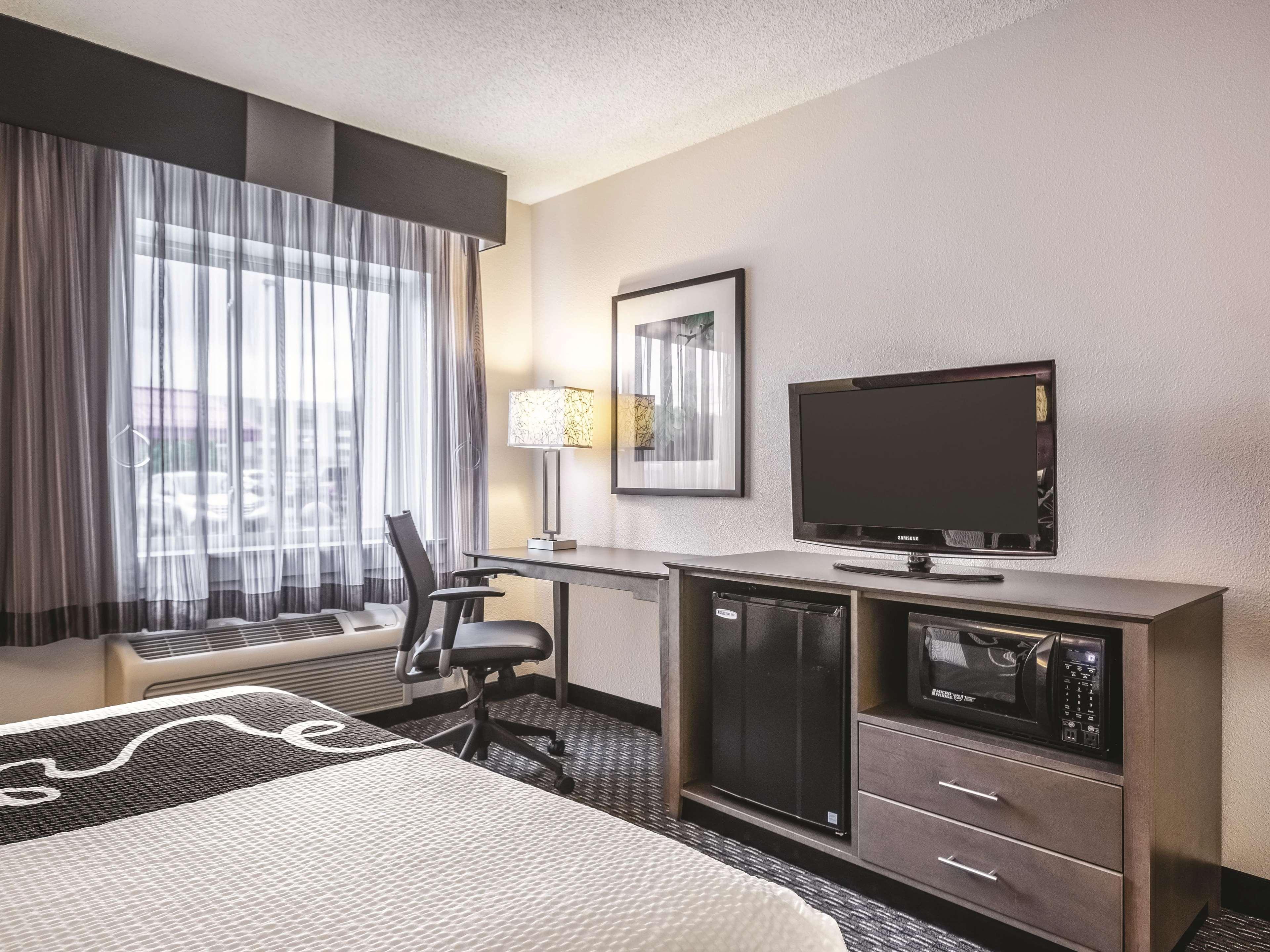 Отель La Quinta By Wyndham Hartford Bradley Airport Виндзор Локс Экстерьер фото