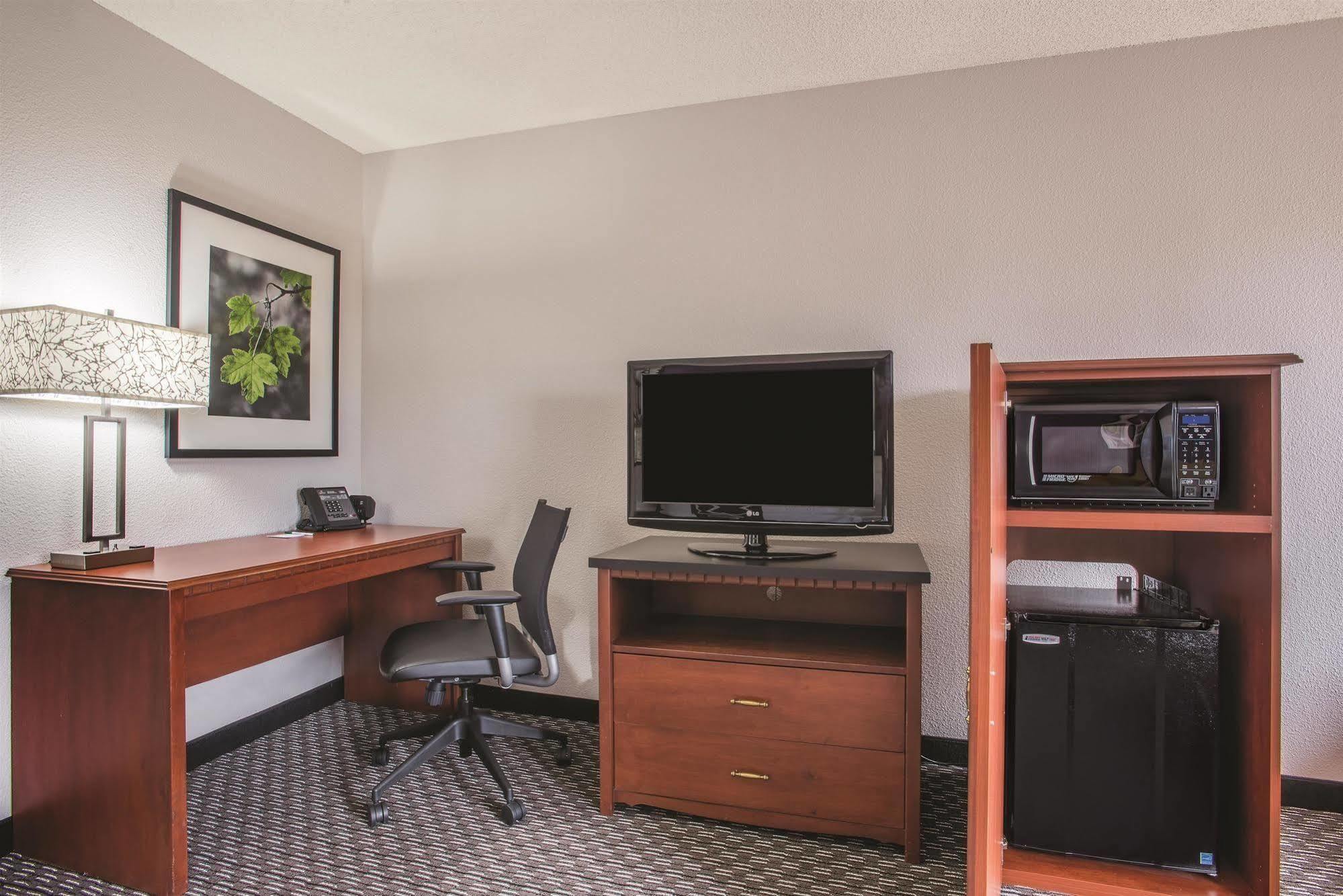 Отель La Quinta By Wyndham Hartford Bradley Airport Виндзор Локс Экстерьер фото